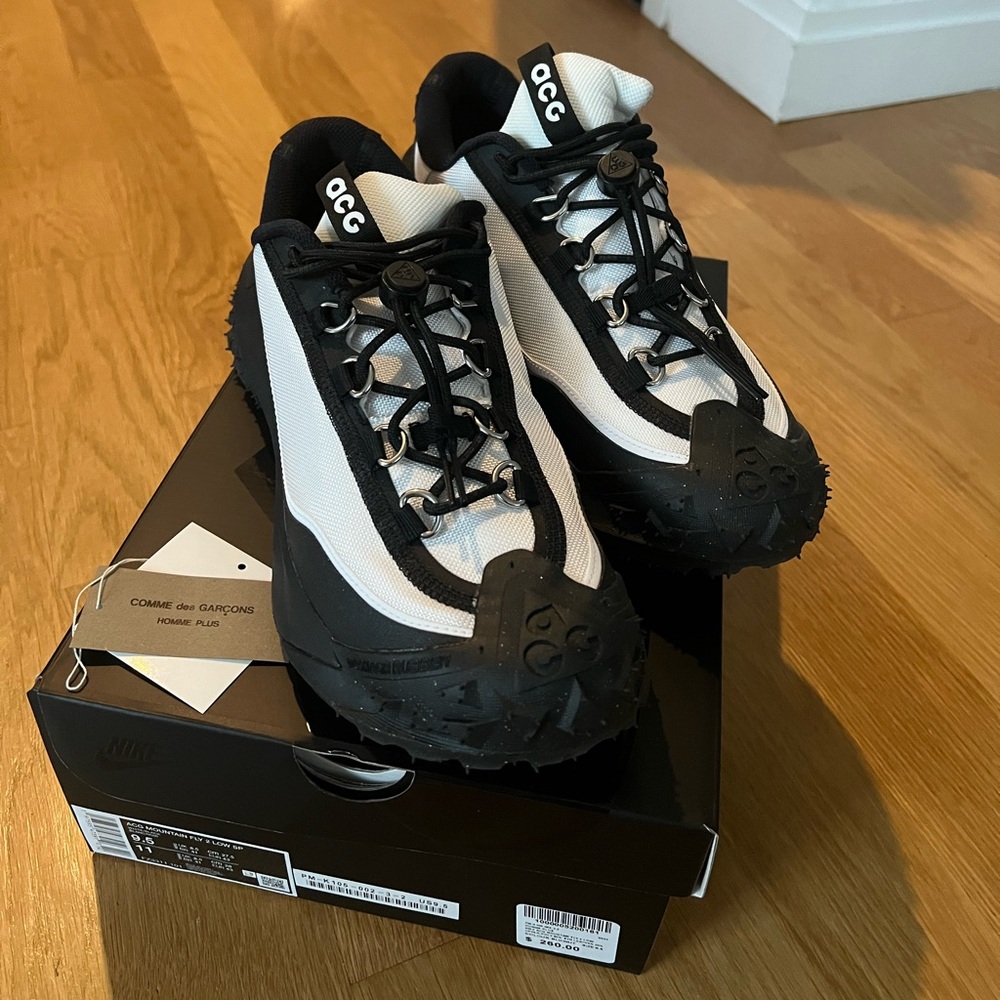 Men Comme des Garçons Homme  x Nike.

color: Black/White
size : 9.5 us men